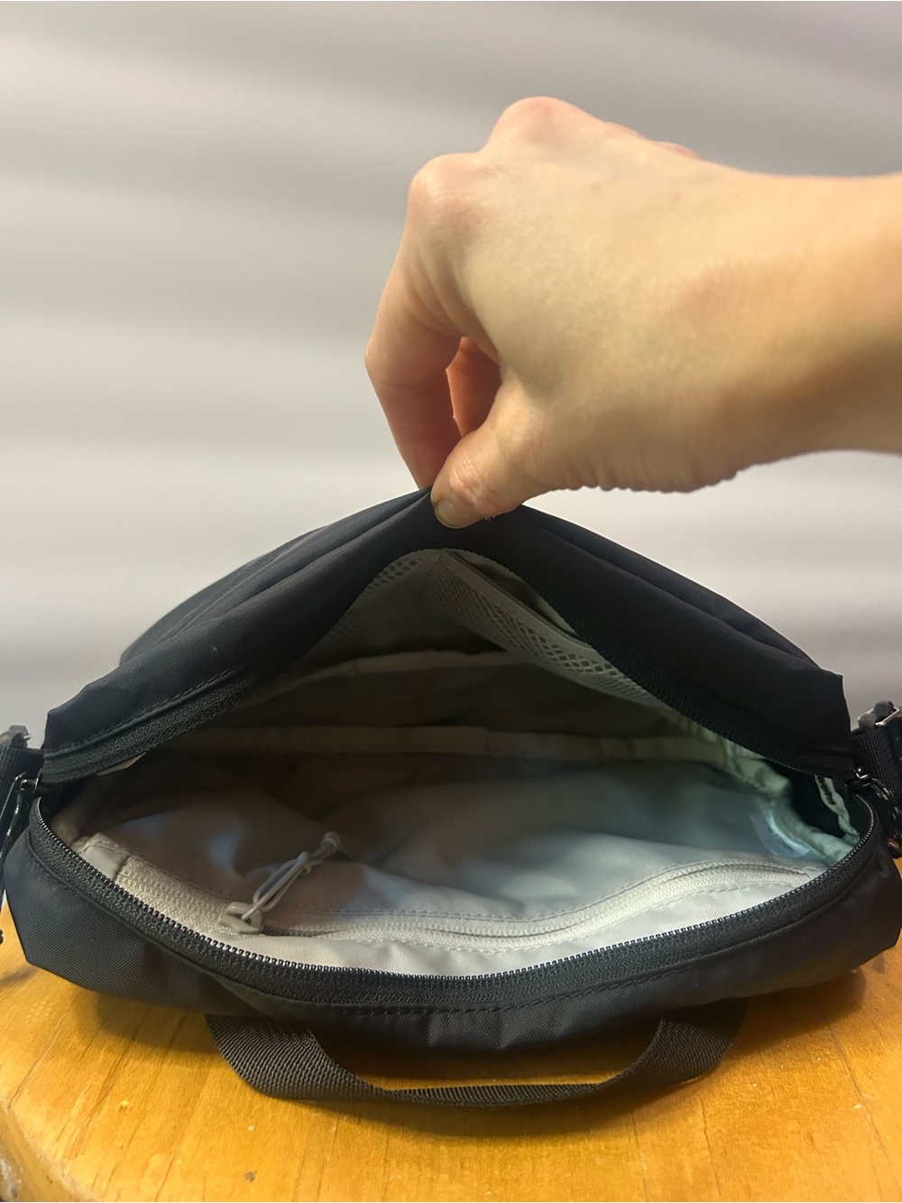Kånken Black High Coast Crossbody Bag Unisex - Picture 2 of 5